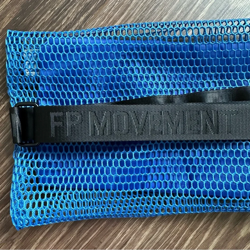 🆕 Free People Unisex Blue Mini Mesh Sling Bag - Picture 8 of 14